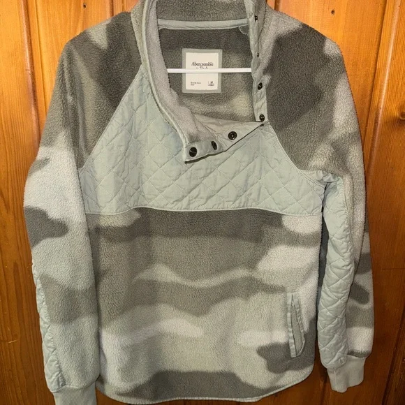 Abercrombie & Fitch women’s Green Camouflage Sweater - Picture 1 of 2